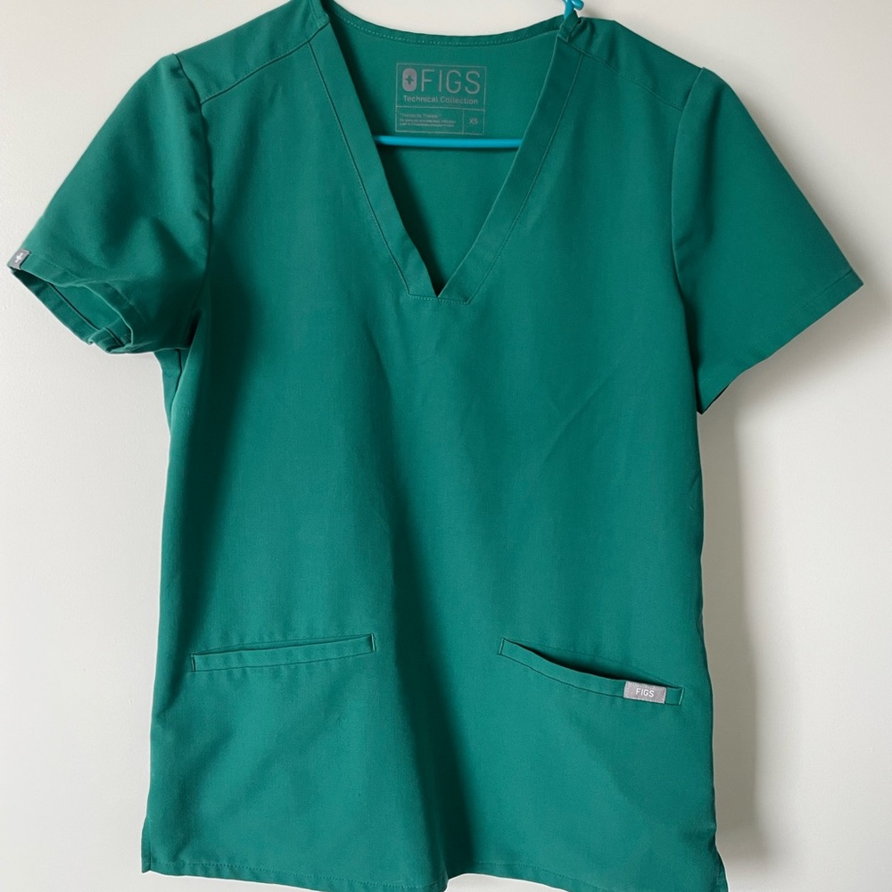 Figs Casma Three-Pocket Scrub Top Figs — Hunter green